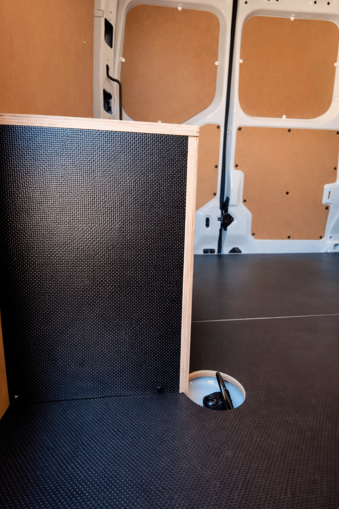 Suelo carrocero y panelado en Renault Master L2H2