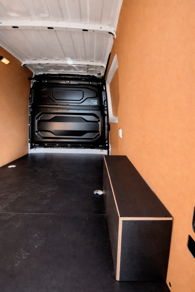 Suelo carrocero y panelado en Renault Master L2H2