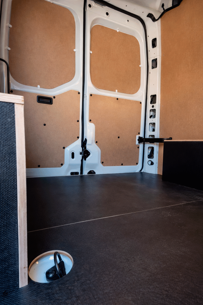 Suelo carrocero y panelado en Renault Master L2H2