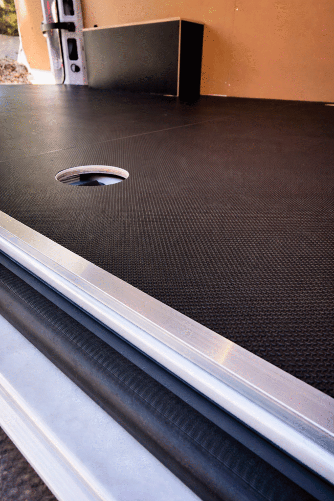 Suelo carrocero y panelado en Renault Master L2H2