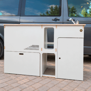 Mueble cocina camper con fregadero y hueco para nevera
