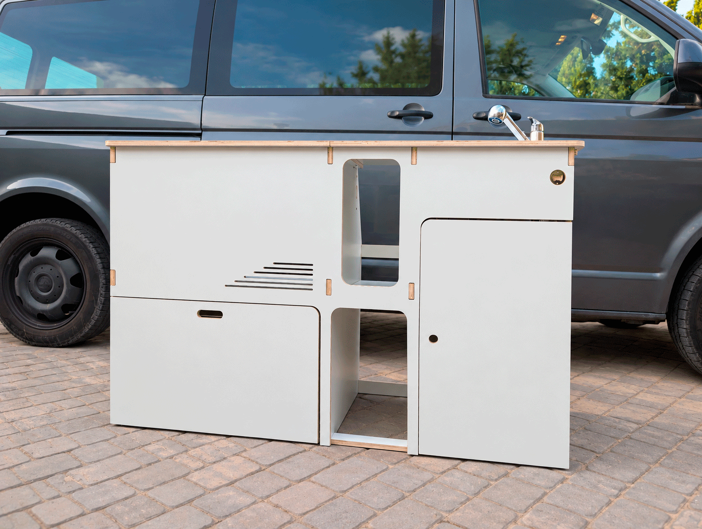 Mueble cocina camper con fregadero y hueco para nevera
